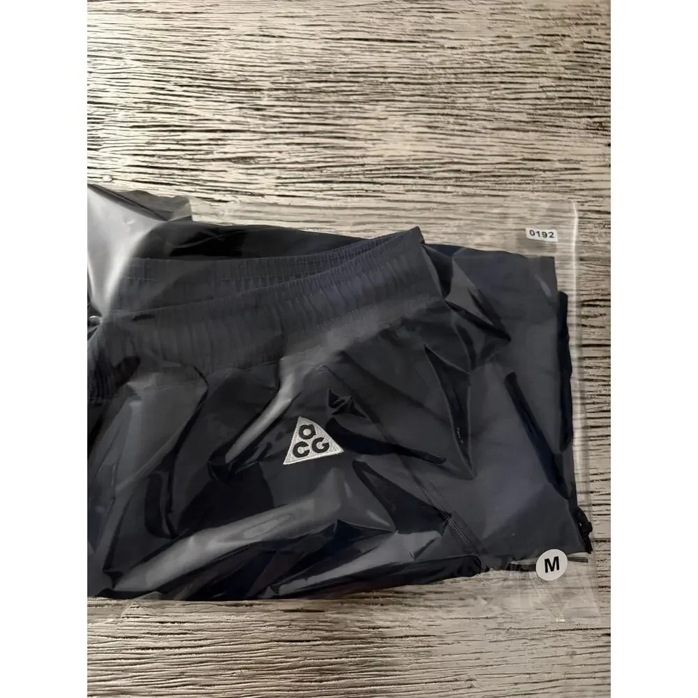 Nike ACG Men’s size M Navy Performance Shorts